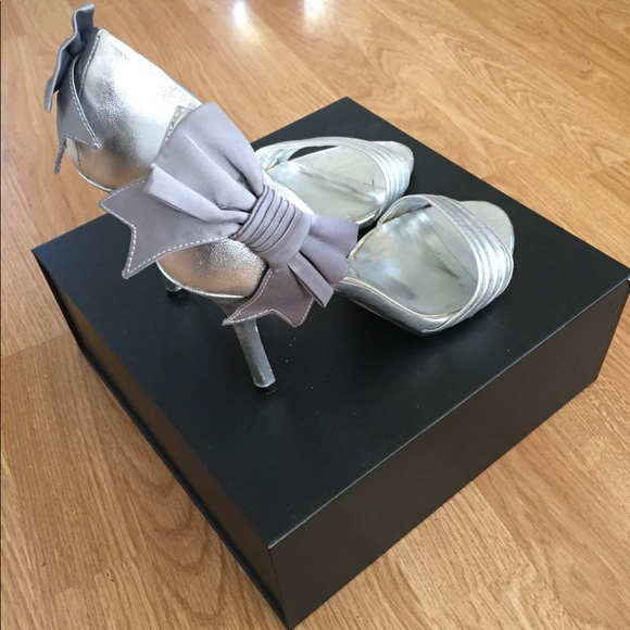 Steve Madden 4” Silver Heels - Like New - Picture 4 of 5